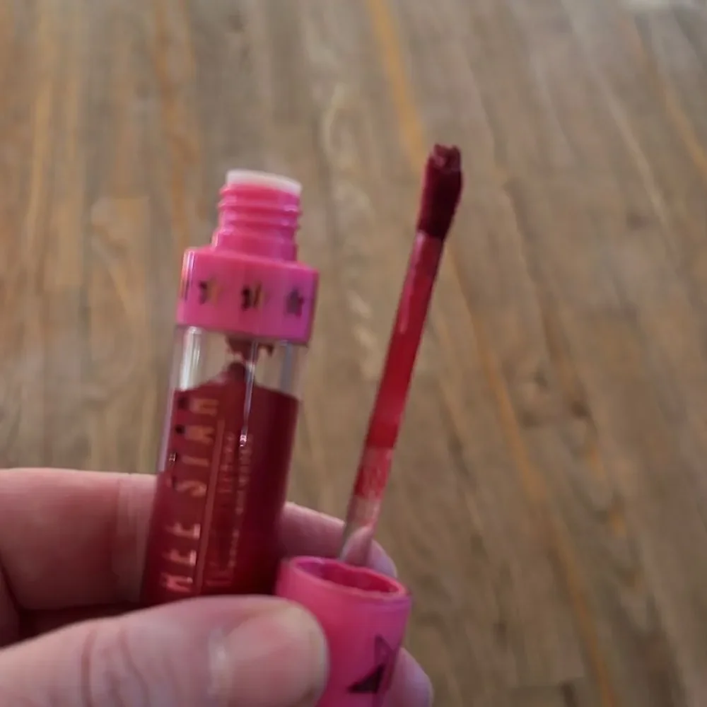 Jeffree Star Velour Liquid Lipst POINTSETTIA